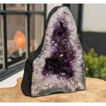 Extra ruwe Amethist Geode grotvorm  kleine middenmaat met donkerpaarse grotere kristallen en brede stralende agaat rand