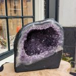 Extra ruwe Amethist Geode grotvorm  kleine middenmaat met donkerpaarse grotere en kleinere kristallen