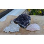 Extra ruw en  donker paars Magical Trio Amethist- Rozekwarts-Bergkristal en spatzuiver Bergkristal kleine middenmaat