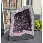 Extra ruwe Amethist Geode  middenmaat met donkerpaarse grotere en kleinere kristallen