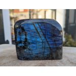 Labradoriet  staand diverse kleuren blauw rondom gepolijst