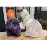 Extra speciaal Magical trio of Gouden driehoek met Amethist op standaard en Bergkristal geslepen ruwe punt en Rozekwarts angel aura geslepen ruwe puint.