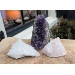 Super Magical Trio of Gouden Driehoek  Amethist- Rozekwarts-Bergkristal  met  donkerpaarse Uruguai Amethist staand