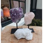 Hele speciale  Magical Trio of Gouden Driehoek  Amethist- Rozekwarts-Bergkristal ' met Amethist en Rozekwarts op standaard