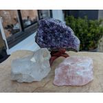 Extra ruw en  donker paars Magical Trio Amethist- Rozekwarts-Bergkristal en spatzuiver Bergkristal kleine middenmaat