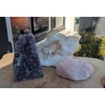 Hele speciale  Magical Trio of Gouden Driehoek  Amethist- Rozekwarts-Bergkristal ' met Amethist staand en Marokkaans Bergkristal