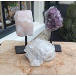 Hele speciale  Magical Trio of Gouden Driehoek  Amethist- Rozekwarts-Bergkristal ' met Bergkristal en Rozekwarts op standaard