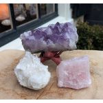 Extra ruw en  donker paars Magical Trio Amethist- Rozekwarts-Bergkristal en spatzuiver Bergkristal  middenmaat
