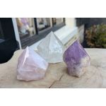 Magical Trio of Gouden Driehoek  Amethist- Rozekwarts-Bergkristal ' in geslepen ruwe punt kristallen extra natuur en extra helder - nu beschikbaar