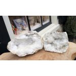 Speciale Super ruwe en hagelwitte Marokkaanse Bergkristal Geode  in standaards !