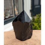 Zwarte obsidiaan ruw met geslepen punt