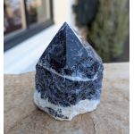 Sodaliet ruw geslepen puntkristal