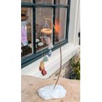 Chakra Windchime hanger met ruwe steentjes in staander van ruwe heldere Bergkristal