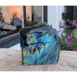 Super kwaliteit Labradoriet rondom gepolijst staand