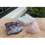 Speciale  Magical Trio of Gouden Driehoek  in de kleine maat met  Amethist,  Marokkaans Bergkristal geode en Rozekwarts