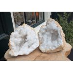 Nu voor een gereduceerde prijs! Speciale Super kwaliteit ruwe en 'sneeuw' witte Marokkaanse Bergkristal Geode  !