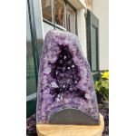 Amethist Geode kleine middenmaat met zachtdieppaarse kristallen en brede agaat omranding