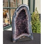 Extra ruwe Amethist Geode grotvorm  kleine maat met licht paarse  kristallen