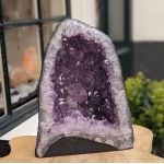 Speciale  Amethist Geode hoge middenmaat met dieppaarse heldere grote kristallen