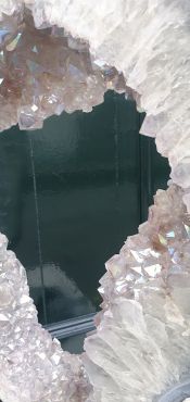 Bergkristal ring op standaard geopaliseerd