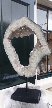 Bergkristal ring op standaard geopaliseerd