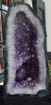 Amethist Geode met zachtpaarse kristallen middengrootte