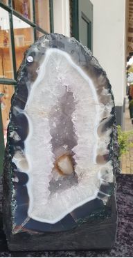 Bergkristal Geode kleine middenmaat
