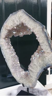 Bergkristal ring op standaard geopaliseerd