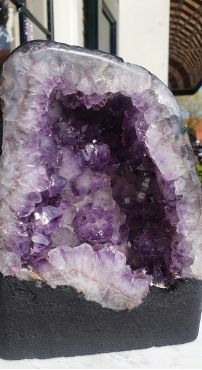 Amethist Geode kleine maat zachtpaarse grote kristallen en brede Agaat rand