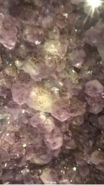 Detail met dwarsgegroeide Amethist kristallen