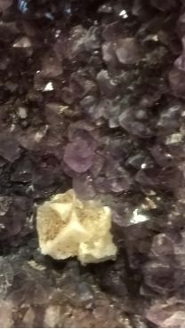 Detail meegegroeide ruwe Calsiet kristal
