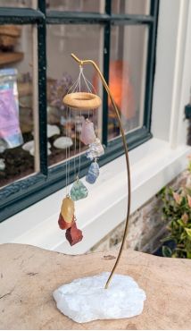 Chakra Windchime hanger met ruwe steentjes in staander van ruwe heldere Bergkristal