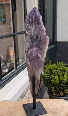 Super kwaliteit Amethist Uruguai punt 'Jacaré'  donkerpaarse spatheldere  kristallen op standaard