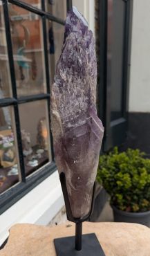 Super kwaliteit Amethist Uruguai punt 'Jacaré'  donkerpaarse spatheldere  kristallen op standaard