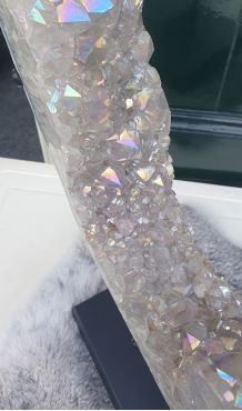 Bergkristal ring op standaard geopaliseerd