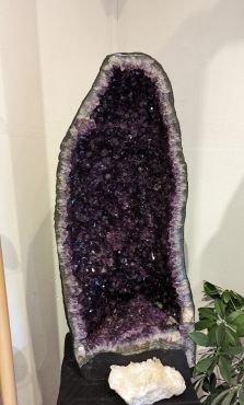 Amethist Geode grote middenmaat extra donkerpaars