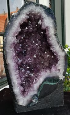 Amethist Geode  middenmaat met grote zachtdieppaarse heldere kristallen