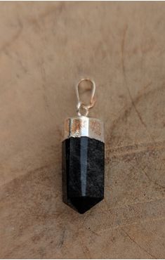 Zwarte Toermalijn puntkristal hanger met zilver