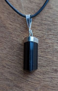 Zwarte Toermalijn puntkristal hanger met zilver