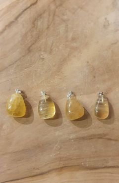 Gele fluoriet hanger