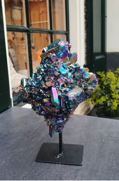 Bergkristal cluster ruw op standaard gecoat