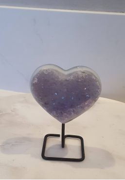 Agaat hart met lichtpaarse kristallen op voet