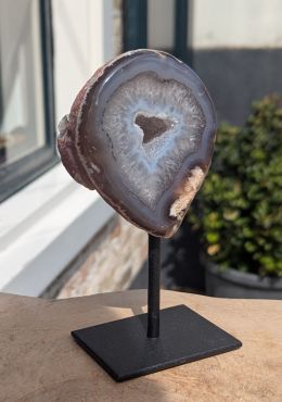 Agaathelft met  Bergkristal klein op standaard