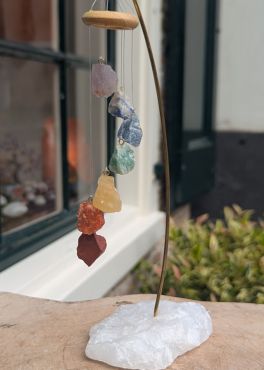Chakra Windchime hanger met ruwe steentjes in staander van ruwe heldere Bergkristal