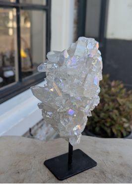 Bergkristal cluster op standaard angel aura