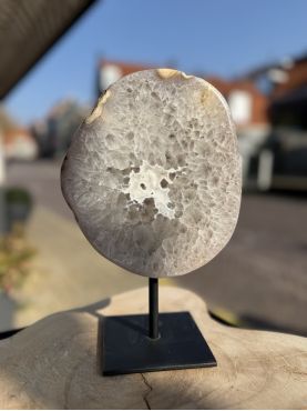 Heel bijzondere Agaathelft op standaard met aparte Chalcedoon en  Calsiet structuur