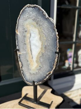 Zéér speciale  Agaatschijf op standaard XL  met Bergkristal en Chalcedoon