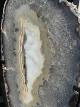 Zéér speciale  Agaatschijf op standaard XL  met Bergkristal en Chalcedoon