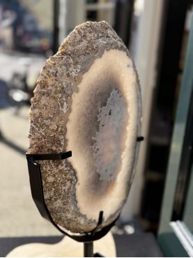 Zéér speciale  Agaatschijf op standaard XL  met Bergkristal en Chalcedoon