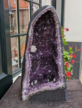 Prachtige unieke Amethist Geode medium  heldere donkerpaarse  kristallen